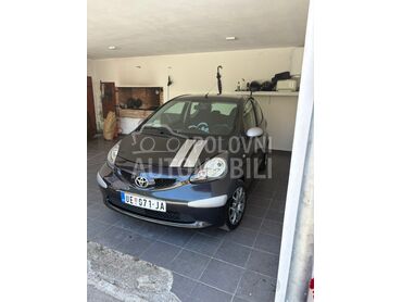 Toyota Aygo (može zamena), 2.650 €, 2006. Hečbek, Benzin | 998 cm3, 137.000 km, 50kW (68 KS), Manuelni 5 brzina, 2/3 vrata, 4 sedišta, Požega
