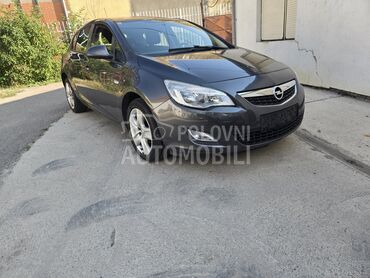Opel Astra J, 4.600 €, 2011. Hečbek, Benzin | 1398 cm3, 240.000 km, 74kW (101 KS), Manuelni 5 brzina, 4/5 vrata, 5 sedišta, Zrenjanin