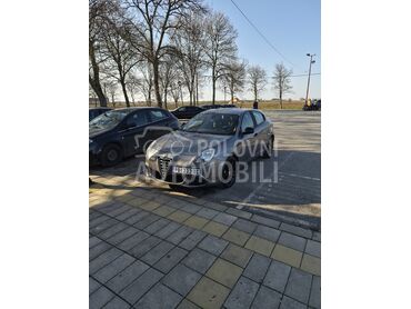 Alfa Romeo Giulietta Alfa Romeo Giullieta, 4.400 €, 2012. Hečbek, Dizel | 1598 cm3, 223.887 km, 77kW (105 KS), Manuelni 6 brzina, 4/5 vrata, 5 sedišta, Požarevac