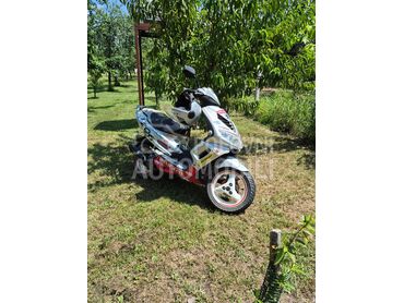 Peugeot Speedfight 2, 1.150 €, 2003. , 49 cm3, 23 km, 3kW (4 KS), Scooter, Novi Bečej