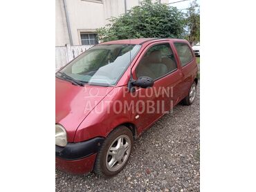 Renault Twingo 1,2, 800 €, 2004. Hečbek, Benzin | 1149 cm3, 180.000 km, 43kW (58 KS), Manuelni 5 brzina, 2/3 vrata, 4 sedišta, Veliki Crljeni
