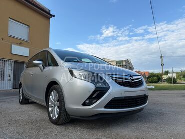 Opel Zafira, 5.500 €, 2013. Monovolumen (MiniVan), Dizel | 1956 cm3, 181.400 km, 81kW (110 KS), Manuelni 6 brzina, 4/5 vrata, 5 sedišta, Crvenka