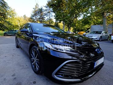 Toyota Camry, 27.300 €, 2021. Limuzina, Hibridni pogon (benzin) | 2493 cm3, 160.000 km, 161kW (219 KS), Automatski / poluautomatski, 4/5 vrata, 5 sedišta, Beograd