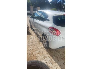 Peugeot 208 1.0 vti, 4.999 €, 2014. Hečbek, Benzin | 999 cm3, 103.256 km, 50kW (68 KS), Manuelni 5 brzina, 2/3 vrata, 5 sedišta, Mladenovac