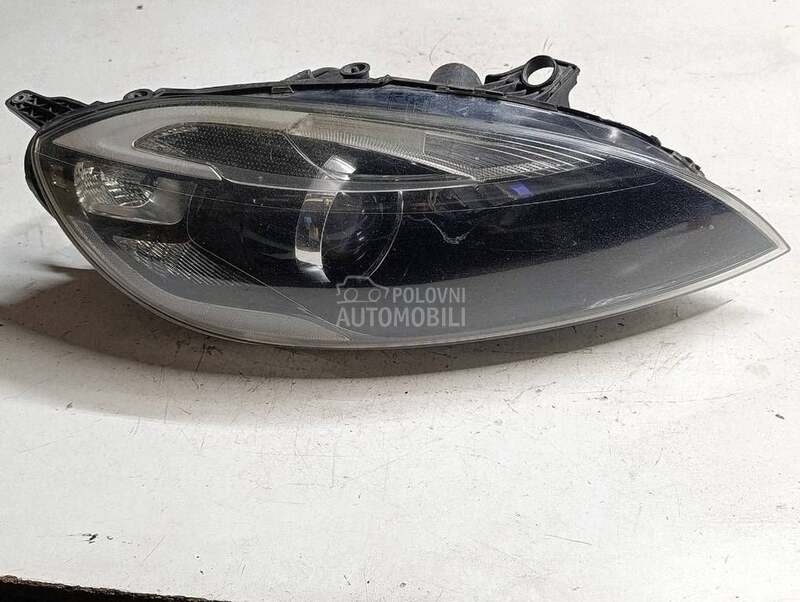Desni far xsenon za Volvo V40 od 2013. do 2017. god.