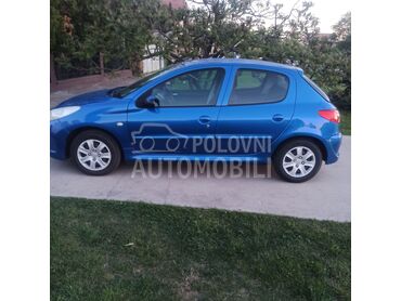 Peugeot 206 plus, 2.200 €, 2009. Hečbek, Benzin | 1360 cm3, 202.000 km, 55kW (75 KS), Manuelni 5 brzina, 4/5 vrata, 5 sedišta, Crepaja
