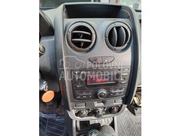 Dacia Duster, 5.300 €, 2014. Džip/SUV, Benzin | 1598 cm3, 93.000 km, 77kW (105 KS), Manuelni 5 brzina, 4/5 vrata, 5 sedišta, Novi Beograd