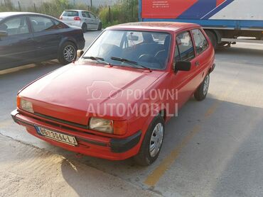 Ford Fiesta, 750 €, 1988. Limuzina, Benzin | 800 cm3, 1.111 km, 36kW (49 KS), Manuelni 5 brzina, 2/3 vrata, 5 sedišta, Beograd