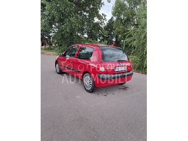Renault Clio 1.2 8v, 730 €, 2002. Hečbek, Benzin | 1149 cm3, 180.654 km, 43kW (58 KS), Manuelni 5 brzina, 2/3 vrata, 5 sedišta, Crepaja