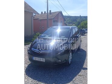 Opel Zafira (može zamena), 5.900 €, 2014. Monovolumen (MiniVan), Benzin + Metan (CNG) | 1598 cm3, 259.362 km, 110kW (150 KS), Manuelni 6 brzina, 4/5 vrata, 7 sedišta, Topola