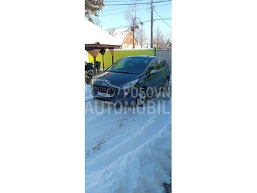 Peugeot 3008, 5.500 €, 2011. Hečbek, Benzin | 1598 cm3, 180.000 km, 115kW (156 KS), Manuelni 6 brzina, 4/5 vrata, 5 sedišta, Novi Kneževac