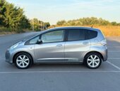 Honda Jazz Hybrid matik.
