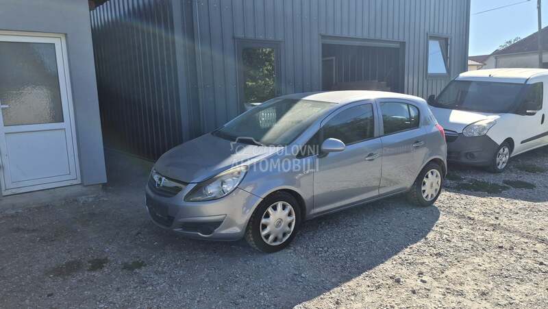 Opel Corsa D 2010 - kompletan auto u delovima