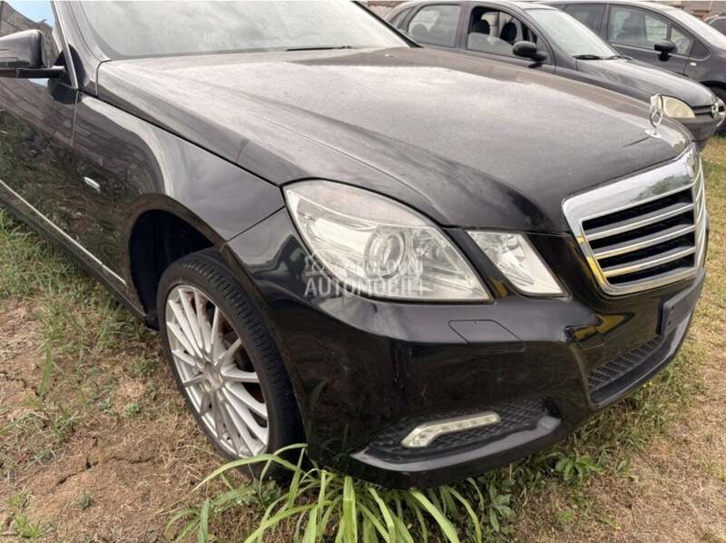 PLASTIKA ISPOD BRISACA   MOTORIC POLUGA METLICA za Mercedes Benz E 200 od 2009. do 2013. god.