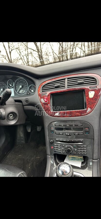 Fabricka multimedija za Peugeot 607