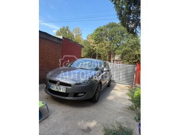 Fiat Bravo 1.4 16v sport (može zamena), 4.300 €, 2011. Hečbek, Benzin | 1368 cm3, 240.400 km, 66kW (90 KS), Manuelni 6 brzina, 4/5 vrata, 5 sedišta, Palilula