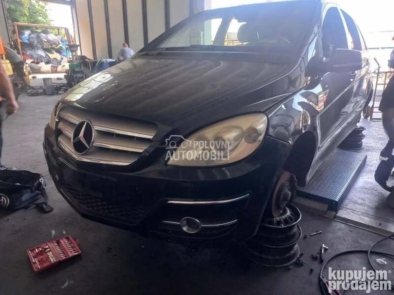 Maska sa znakom za Mercedes Benz B 150, B 160, B 170 ... od 2005. do 2011. god.