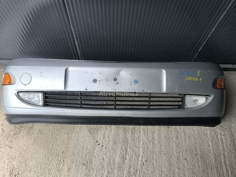 Prednji branik sivi za Ford Focus od 2000. do 2002. god.