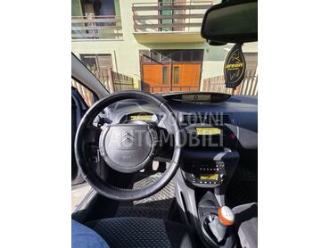Citroen C4, 2.600 €, 2005. Hečbek, Dizel | 1560 cm3, 218.681 km, 66kW (90 KS), Manuelni 5 brzina, 4/5 vrata, 5 sedišta, Ruma