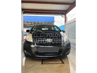 Toyota Yaris A U T O M A T I K (može zamena), 6.700 €, 2010. Hečbek, Benzin | 1300 cm3, 61.500 km, 74kW (101 KS), Automatski / poluautomatski, 4/5 vrata, 5 sedišta, Šid