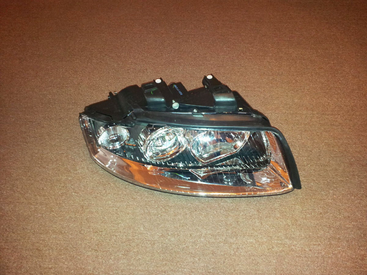 Far desni za Audi A4 od 2000. do 2004. god.